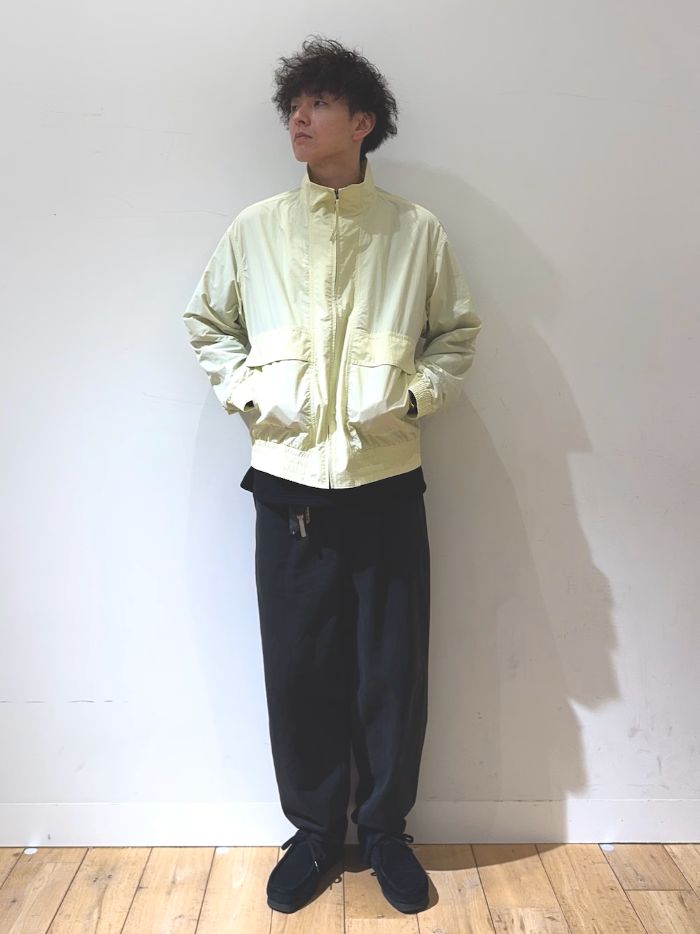 今回は着心地もライトなジップブルゾンのスタイリングです！
こちらのアウターはライトな着心地のリップストップ生地なので軽い雨など水にも強いアイテムです。
トレンドのヘンリーネックと合わせてカジュアルながら大人っぽい雰囲気を是非楽しんでみて下さい〇