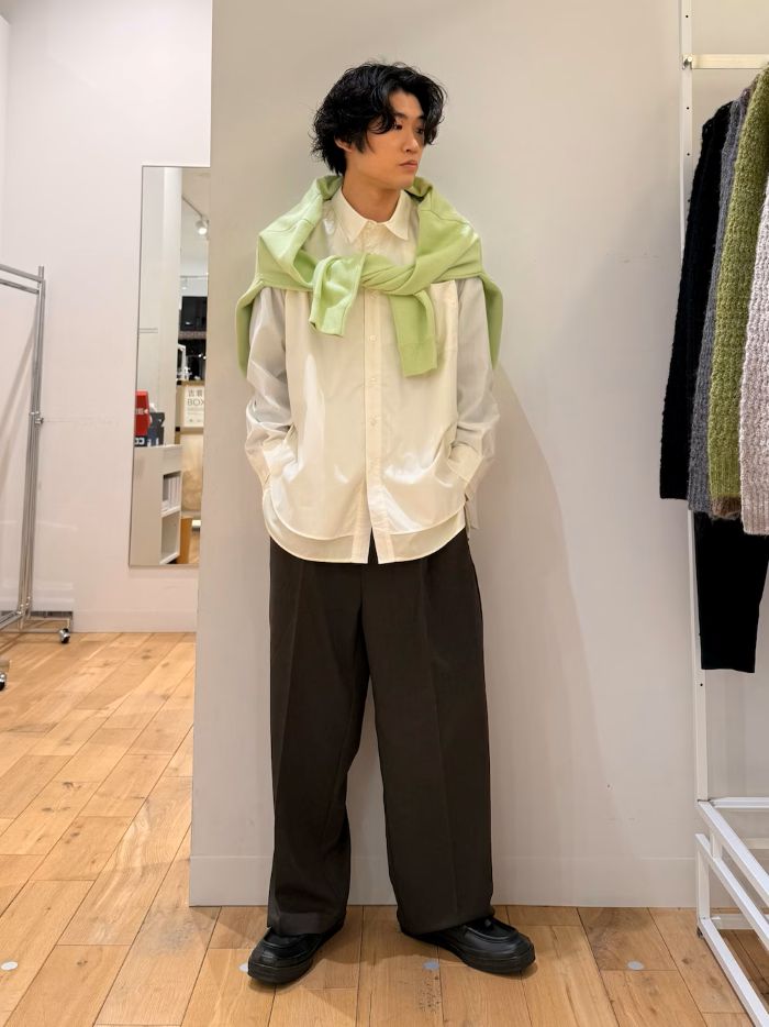 春カラーのカーディガンをたすき掛けに。
まだまだ朝と夜は肌寒いので、そんな時は羽織りでも。
シャツは1枚でレイヤードしてくれるものなので、1枚でスタイリングをまとめてくれます。
シューズはローファーで締めて、大人なコーデに仕上げてみました〇