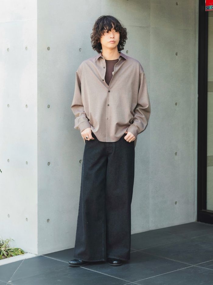 ブラウンTシャツは
レイヤードでも綺麗なグラデーション

デニムはシルエットが綺麗な
ワイドストレート


使いやすい