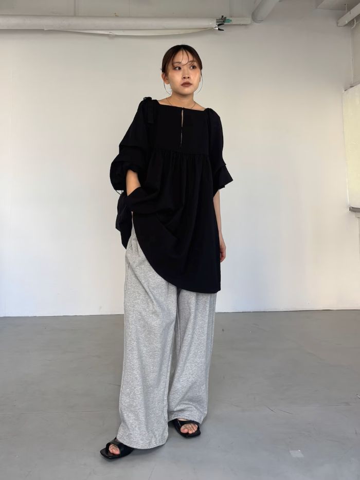 前後2wayで着られる
ミニワンピ
スウェットで合わせて
大人カジュアルに〜！

お袖のデザインが
女性らしくて可愛いです◎