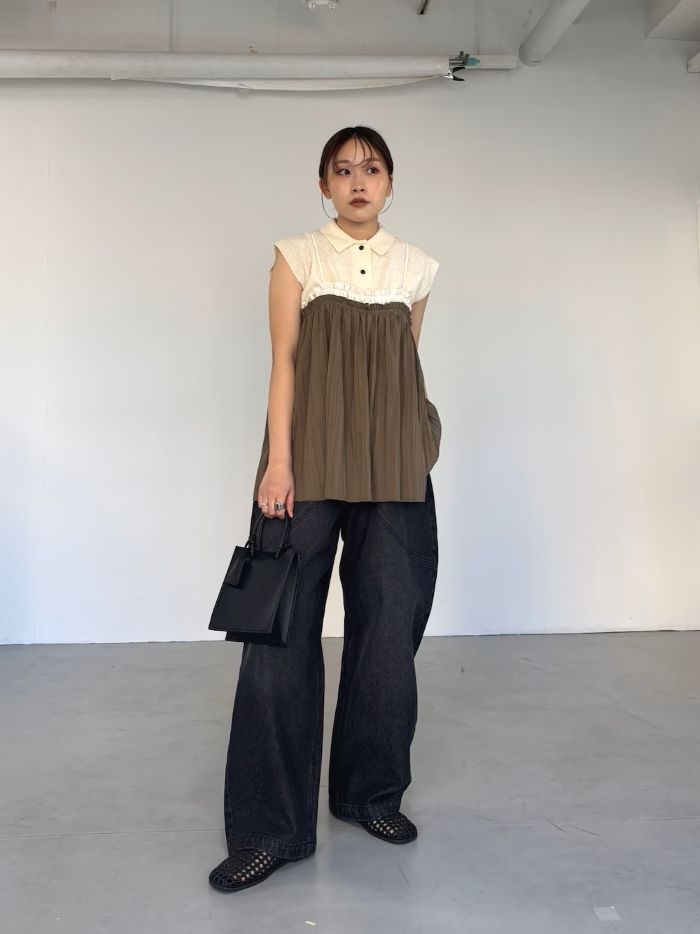 ギャザーがふんだんに盛り込まれた
ビスチェに大人気のニットポロを◎

ラウンドデザインのデニムと合わせて
大人カジュアルに！