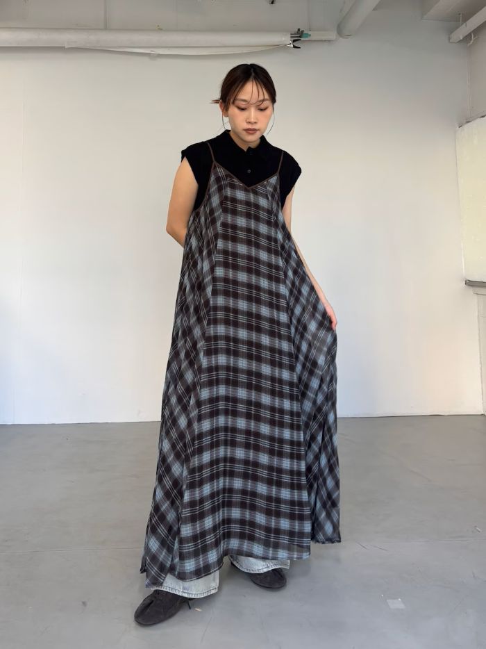 毎年人気のチェックキャミワンピース
私はデニムをレイヤードさせるのが好み！

ニットポロで合わせて
大人かわいいカジュアルコーデに！