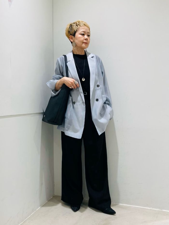 シアージャケットは、きれいめもカジュアルにも使える人気のアイテムです〇
爽やかなブルーは涼しげで、春夏通して使えます！

パンツは、柔らかな履き心地でストレスフリーなのに、落ち感良い素材がきれいめシルエットでスタイルアップできます♩