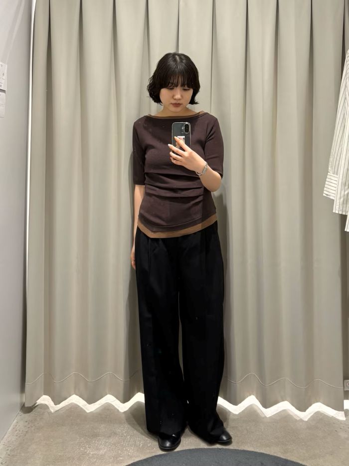 レイヤードデザインとドレープデザインで簡単にシンプルすぎない1枚に

プライベート〜オフィススタイルにも⚪︎