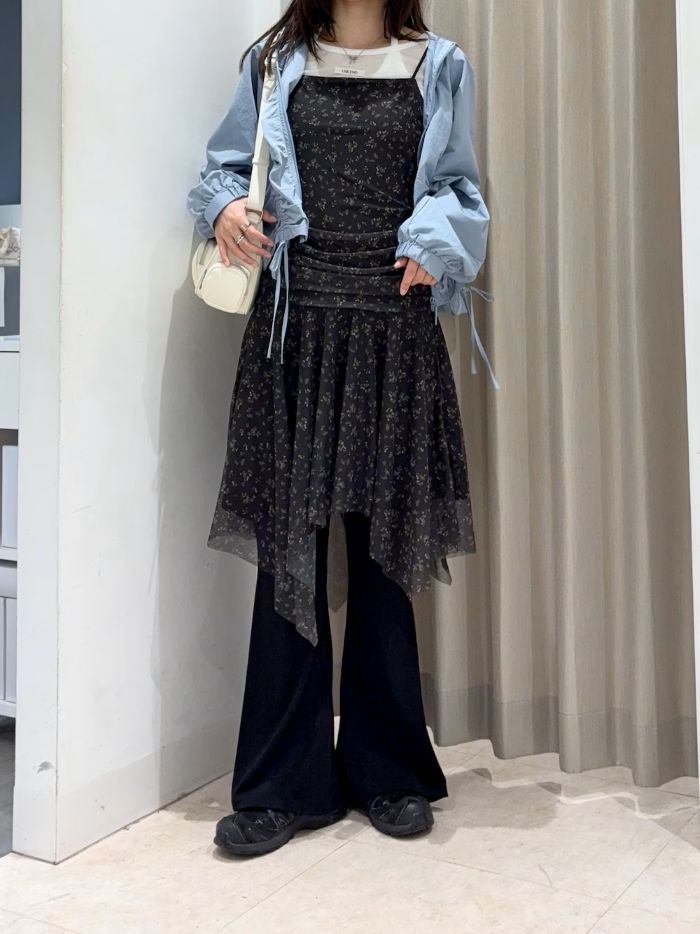 小花柄のキャミワンピースを使った春の甘めカジュアルコーデをしてみました♩

青のブルゾンはギャザーのデザインがポイントで、薄手なのでこれから梅雨時期にかけて肌寒い時におすすめです！

ミニワンピースは細めのリブパンツと合わせると、着やすいので試してみて下さいね〇