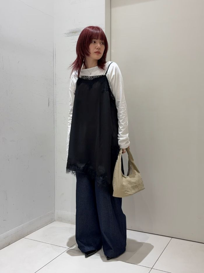 今トレンドのサテンキャミ！
デニムと合わせて少しカジュアルっぽく。
腰回り隠れるし、着やすくてとても優秀です！