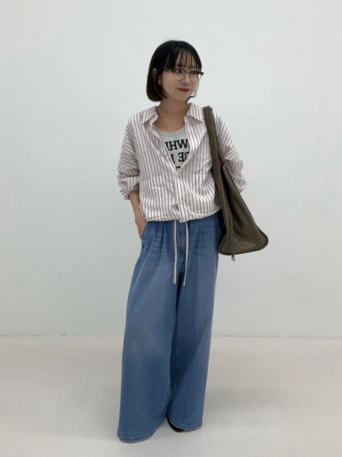 【シャツ】
ラミーレーヨン素材の夏まで着れる涼しげシャツ。
裾を絞るとお好みでシルエットを変えていただけ、ふんわりとしたフォルムに。
ショート丈なのでワイドパンツとの相性は抜群です。