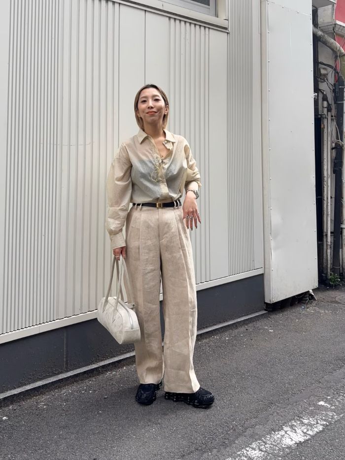 程よいシアーが大人な
抜け感のでるシャツと。
夏の代名詞のリネン素材パンツ。
ワントーンだからこそ
素材の雰囲気を変えて取り入れると
ぐっとオシャレにまとまります。