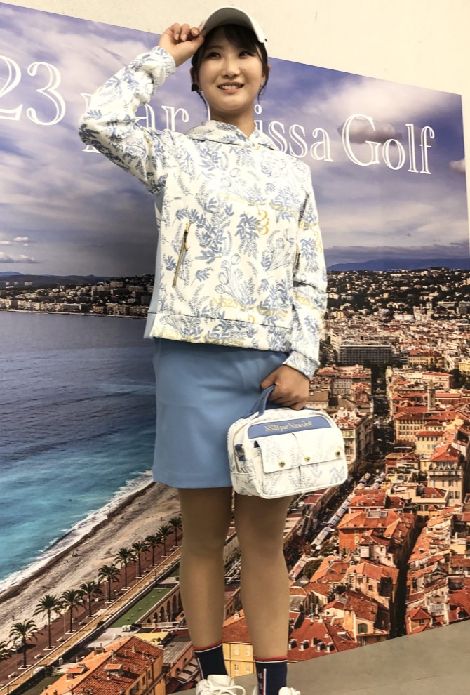 ミモザプリント×空色で爽やかゴルフスタイル