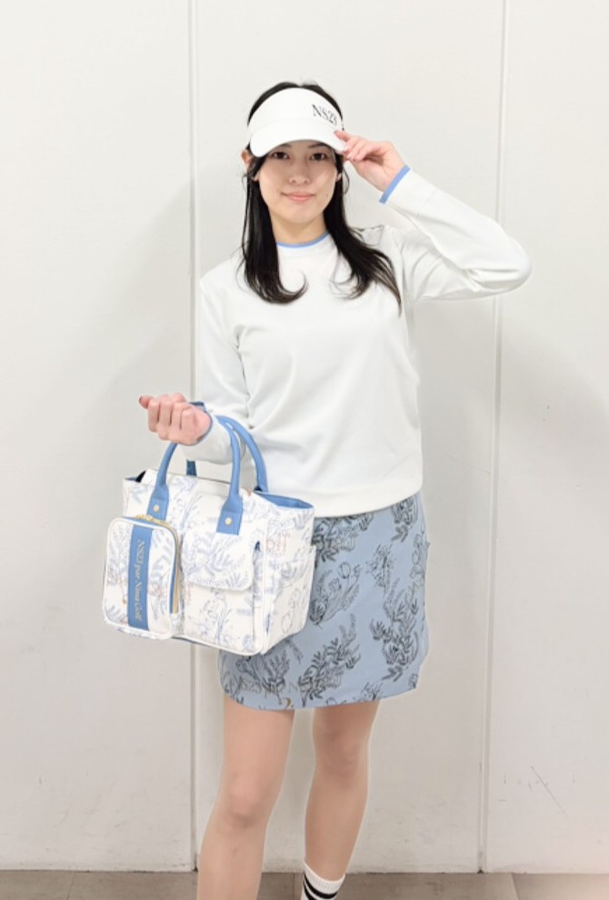 繊細なミモザのモチーフを、無地アイテムとのコーディネートで引き立てます。たっぷり収納バッグも便利！