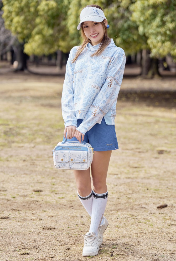 ミモザモチーフのスタイリングで、気分も華やか。接触冷感、UVカット、吸湿速乾、と抜群の機能も揃えているのがうれしい。