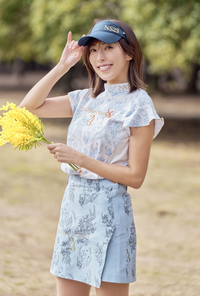 プリントの組み合わせも、同系色でまとまるからバランス良くおしゃれに。袖のフリルでスウィングしやすい！