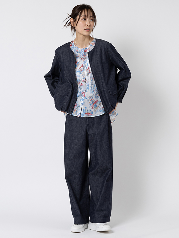 デニム＝(イコール)タフ、なイメージを覆すような、ふんわりと女性らしいフォルムが魅力のブルゾンを、同素材のワイドパンツを合わせたコーディネートです。インをさわやかなカラーのブラウスにすると若々しい雰囲気で着こなせます。
モデル身長：165cm