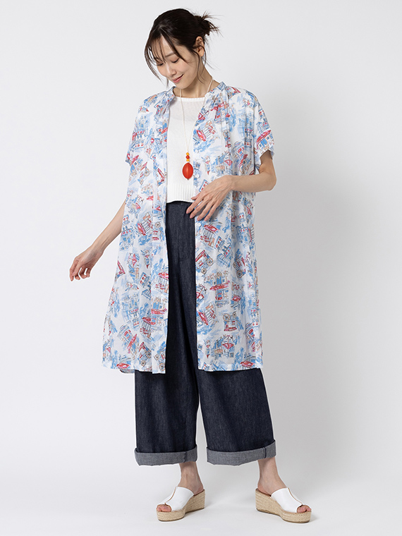 明るいトリコロールカラーが春らしい前開きチュニックを羽織にしたコーディネートです。デニムパンツの裾をロールアップして足首を見せてスッキリと着こなしました。きれいな色味のネックレスで視線を上に集めるのもスタイルアップのポイントです。
モデル身長：165cm