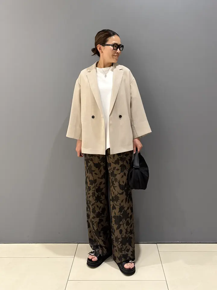 コーディネート身長 160cm

【WEB限定プルオーバー】

別布での切り替えとアシンメトリーな裾がポイントのWEB限定プルオーバーです！

インナー使いにも、一枚着でも着映えする優秀プルオーバー！

パンツはウエストゴムで楽ちん、素材も軽くて肌触り良く、暑い日もストレスフリーで快適な履き心地です！


着用サイズ
ジャケット　　4サイズ
プルオーバー　Sサイズ
パンツ　　　　4サイズ
(身長160㎝)