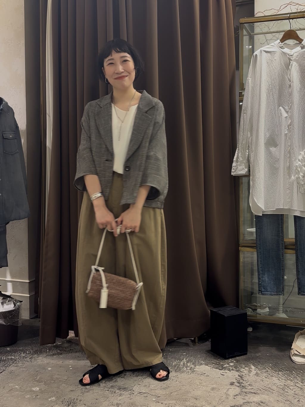 157cm ウェーブ ブルベ冬
 
【ハオリ】
ツィードなのに、シアーなジャケットは、
柔らかくて軽く、
羽織るだけでちゃんと見えるのに、
気負わずサッと手に取れる一枚です◎

旅行にも、普段にも、
シワにならないから持ち運びも安心☺️

“きちんとしたい日”も
“ラフに過ごしたい日”も、
どっちにも寄り添ってくれる。

つい手に取っちゃう1枚です。

【トップス】
パンツと同素材のトップスは、
きちんと感のある生地なので、
忙しい毎日の朝を助けてくれるアイテムです。
夏が近づくと、
お仕事に何着て行こう、ってなりませんか？

このトップスなら、
万能なアイボリーなのでボトムが黒でも重たく見えず、着回しも楽しめますよ。



【パンツ】着用サイズ1
弧を描くシルエットのバレルパンツは、
軽い履き心地。
カジュアルみえしそうだけど、
ジャケットを羽織って大人な雰囲気に。