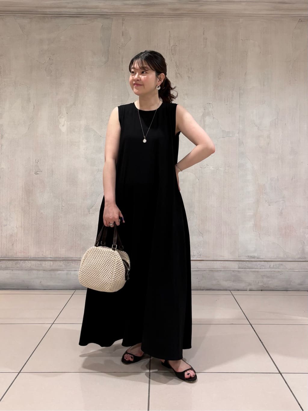 157cm ウェーブ ブルベ夏

【ワンピース】1サイズ
去年リアルバイして大活躍だったワンピースが今年も入荷👏
ジョーゼット素材で伸縮性も◎
サラサラっとした生地だから、汗をかく時期でも快適に過ごせますよ🙆‍♀️
2サイズ展開で、私は1サイズの大きい方を着用(157cm)
ゆったりな長さだし胸周りもゆとりがあり、丁度いいです☝️