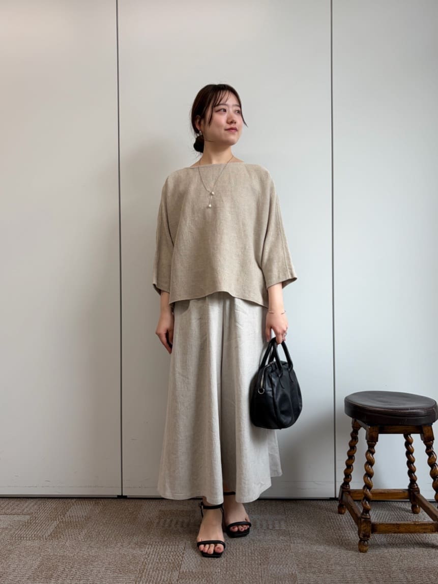 159cm ウェーブ ブルベ夏
 
・リネンインレイプルオーバー

ゆったりとしたリラックス感のあるシルエットで着心地がよく、身体のラインも拾いません。
リネン100%の素材ですが、カジュアルになりすぎず、上品さがある1枚。

・リネンキュロット
着用:1サイズ

リネン素材で、軽やかさもあり、涼し気な1枚。
歩くたびにふんわりと広がるシルエットが素敵です。
ウエストはゴム仕様で楽にお召しいただけます。