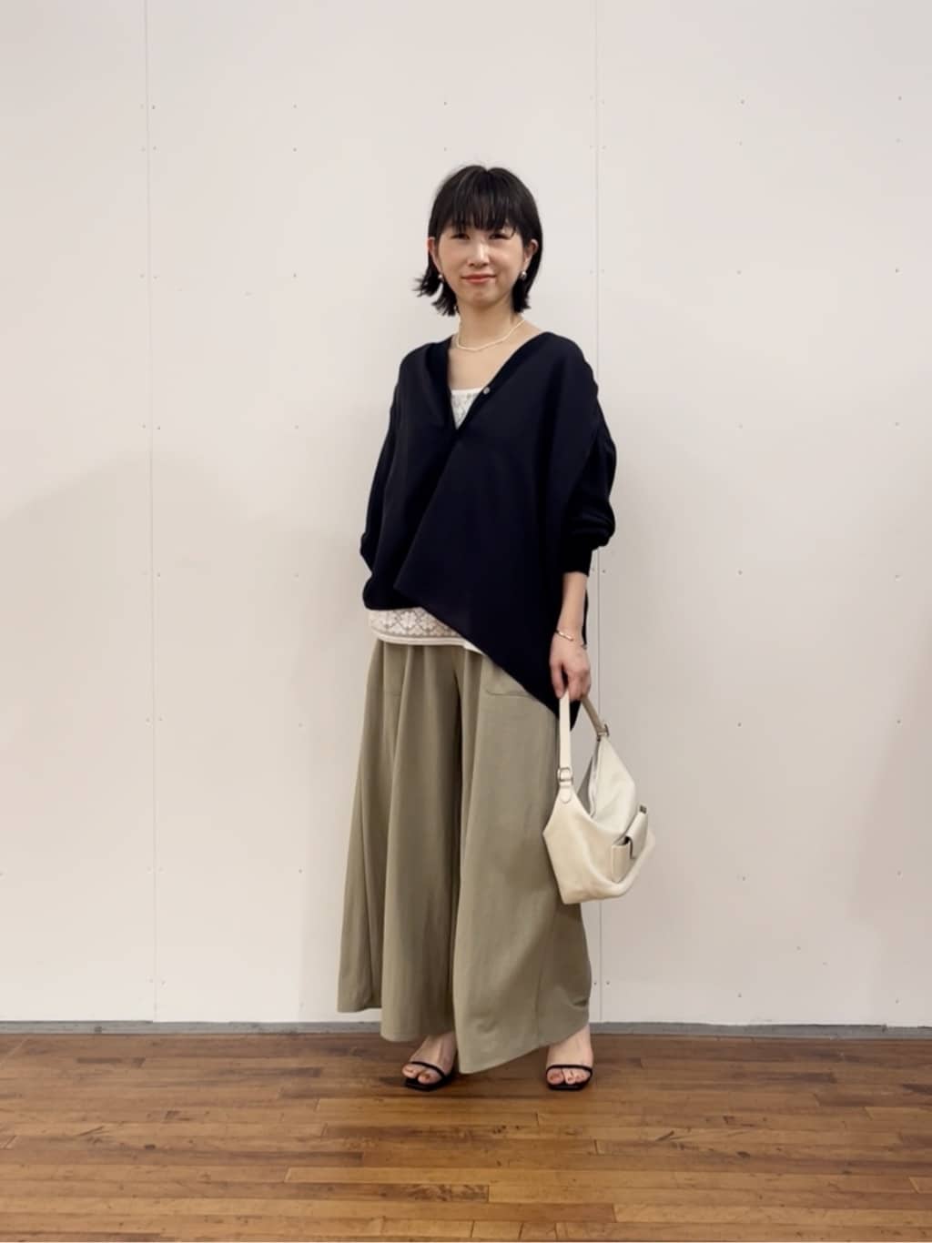 157cm ウェーブ イエベ春
 
◯コーデのポイント
トレンドのレースを大人っぽく取り入れられるゆとりコーデ。
楽だけど上品に見えるのでデイリーにも取り入れやすいです^^


【カーディガン】
シアー素材で上品見えするカーディガン。
Vネックで首元がすっきり見える美しいライン。
二の腕や腰回りもカバーしてくれる優秀アイテムです。
畳むと小さくなるので旅行にもぴったり。


【キャミソール】
甘さが控えめで大人も着やすい上品レースキャミ。
服にオンして着ても可愛いですが、今年は裾からチラッと見せるレイヤードが人気です◎


【パンツ】
履き心地抜群なワイドパンツ 。
柔らかくなびく生地で、大人の余裕感が出るアイテム。
ゴムウエストで楽ちんなので、お食事や旅行でも役立つアイテム。


【バッグ】
ポケットがアクセントのレザーバッグ。
シャープなシルエットでコーデを引き締めてくれます。