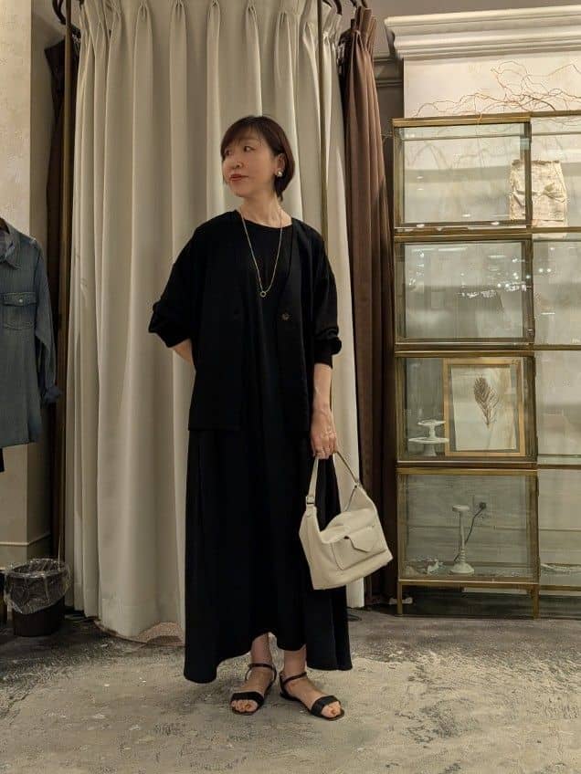 164cm ウェーブ イエベ秋

【ジャケット】
ノーカラーで袖口リブになっており、カーディガン感覚で着られます。シワにならないし軽いのが魅力！持ち歩きにとても便利です。
ワンピースとセットで持っておくとセミフォーマルにも活用できますよ。

【ワンピース】1サイズ着用
肌離れの良いサラサラの生地感で、真夏でも快適に着られそうです。
スルンと落ち感がありマキシ丈ですがボリュームが出ずにスッキリ見えます！　
シワになりにくい素材なのでご旅行用にもピッタリです。
シンプルなデザインなので羽織るもので雰囲気変えられて着回し力の高いアイテムです。

【バッグ】
マチがしっかりあり、日傘や長財布、ポーチなど持ち歩きたいアイテムがしっかり入るサイズ感です。
アイボリーはコーディネートが暗いときの差し色になるので便利。
グラスホルダー付きなのもアラフィフ世代には、さり気なく嬉しいポイントです。
5人がお気に入りに登録中