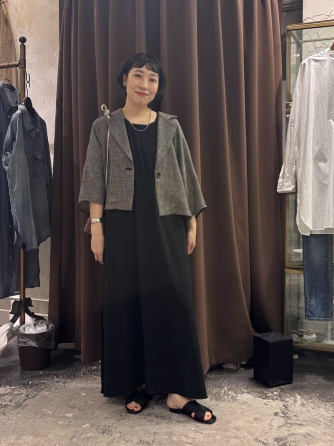 157cm ウェーブ ブルベ冬

【羽織り】
シアー感ある羽織りは、
夏の日差しよけにもオススメ。
シワにもなりにくいので扱いやすいですよ。

短丈なので、どんなボトムともバランスとりやすいのでコーデにも困りません。



【ワンピース】着用サイズ1
シワになりにくいジョーゼット生地のワンピースは旅行シーンにはオススメ！
キレイめにもカジュアルにも着られるので、
着回しにも便利です。
たっぷりしたシルエットなので、
食べ歩きシーンにも安心の一枚ですよ。