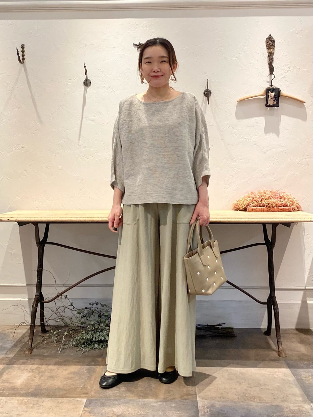 157cm ウェーブ ブルベ夏
 
【トップス】着用サイズ:フリー
リネン素材でインレイ編みをしていることで、軽く柔らかく着用できます。
ゆったりと落ち感のあるシルエットで着心地が良く、隠したい腰回りをカバーしてくれます。


【パンツ】着用サイズ:1
ストレッチジャージー素材で少し凹凸感のある素材で滑らかな質感です。
ワイドで広がりがあるシルエットでラフに履いていただけます。
シワになりにくいので、旅行などにもお勧めです。


【バッグ】
刺繍のドットがナチュラルで可愛い。
ショルダーベルト付きなので斜めがけも可能です。