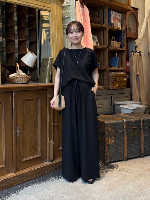 149cm ウェーブ イエベ春
 
【トップス】着用サイズ:F
伸縮性のあるジョーゼット素材のTシャツ。嵩張らず、シワも気になりません。
ジャケットやカーディガンのインナーにもおすすめ。
小柄でも大きすぎないサイズ感です。

【パンツ】着用サイズ:0
トップスと同素材のパンツ。さらさらとした生地で涼しいです。
ギリギリ床につくかつかないか、くらいの着丈だったので、不安な方は高さのあるシューズで合わせるのがおすすめ。