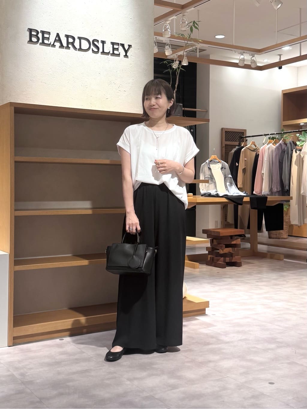 160cm ウェーブ イエベ春
 
【ブラウス】Fサイズ
薄くてとてもソフトなジョーゼット素材。
カットソーのようなデザインで合わせやすく、きちん感もあるのでジャケットのインナーにも使えます。

【パンツ】1サイズ着用　
ブラウスと同じ
薄くてとてもソフトなジョーゼット素材。
サラサラで真夏も着れます。
落ち感が良くてワイドでも広がらず、着痩せしてみえるので、楽なのにとてもきれいにスタイリングできます。
しわにならないので、ご旅行にもおすすめです。

【カーディガン】Fサイズ
シアー感のあるゆるっとサイズ。
薄いので、夏の冷房対策にも。
腰回りまで隠れます。

【バッグ】
小ぶりに見えて、マチがあってたくさん入ります。ポケットもたくさんあって、機能性もばっちり。チャームでミラーがついてるのもうれしいポイント。