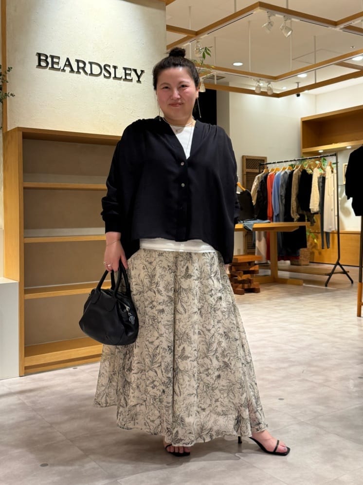 158cm ストレート ブルベ夏
 
【カーディガン】
シア素材ですが、透けすぎないのでぽっちゃりの私でも肉感気にならずに着れました。

身幅ゆったりしているので、身体のライン拾わないです。

肩にギャザーがあって、肩からお胸ラインが綺麗です。

背中に切り替えがあるので背中のお肉もカバーしてくれます🫣✨
（このコーデの時中にキャミですが、肌寒い時はロンTでも大丈夫✨BEARDSLEYのシャツタンクを着るのもかわいいです）

Vネックなのでお顔まわりすっきりします！

二の腕は私はまだゆとりありました👍

お袖にリブがあるので腕まくりできますよ！

【インナー】

私は1枚では着れないので、インナーとして着たい。

お胸まわりキツくなかったですよ。

意外とお腹まわりもゆとりありました！
腰まわりしっかりカバーしてくれるので嬉しい❤️

脇周りや腕まわりも問題ないです。


【ボトム】

ウエストが、ゴムで前側に紐が付いているので、
絞りすぎずに緩めてリボン結びしとくと着脱楽ちんです。

横にファスナーついているので、ウエストのリボンはそのままでも大丈夫ですよ！

サルエルなのでスカート感覚でコーデ楽しめて
気になるところ、全部スッキリ見えますよ♪

このタイプのボトムはとっても楽ちんで、
着痩せして着れるのでオススメです。

ウエストの紐緩めて長めに履いてます。