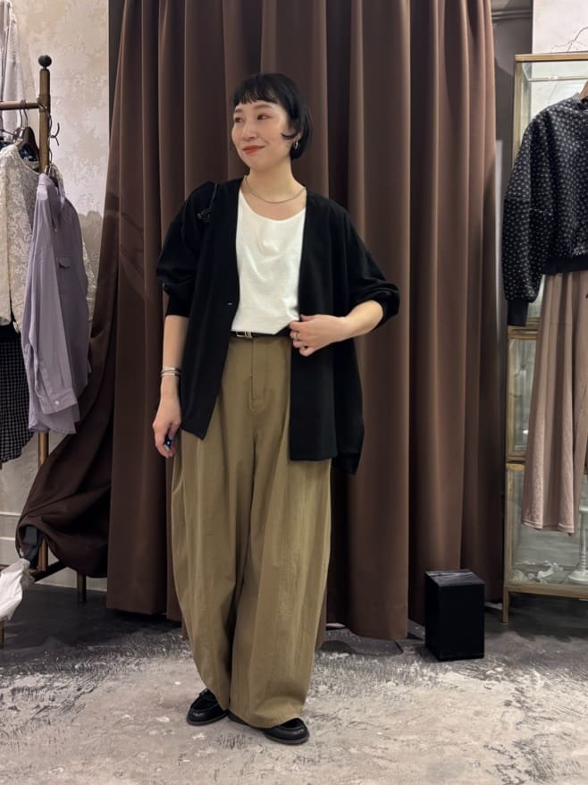 157cm ウェーブ ブルベ冬
 
【羽織り】※商品ページができたらアップしますね！
ジョーゼット生地でシワにならないジャケットは、とっても軽くなめらな質感なのでカーディガンのように羽織りやすい。
袖はゴム袖なので、さっと捲りやすいので、
こなれ感もだせます。
シワにならないので、冷房対策としてバッグの中に入れての持ち運びも簡単です。
旅行先でも、きちんとしたお洋服がいいのかな、、なんて急なシーンにも対応できます◎


【パンツ】着用サイズ1
弧を描くシルエットのバレルパンツは、
軽い履き心地。
カジュアルみえしそうだけど、
ホワイト×デニムシャツが大人な雰囲気。