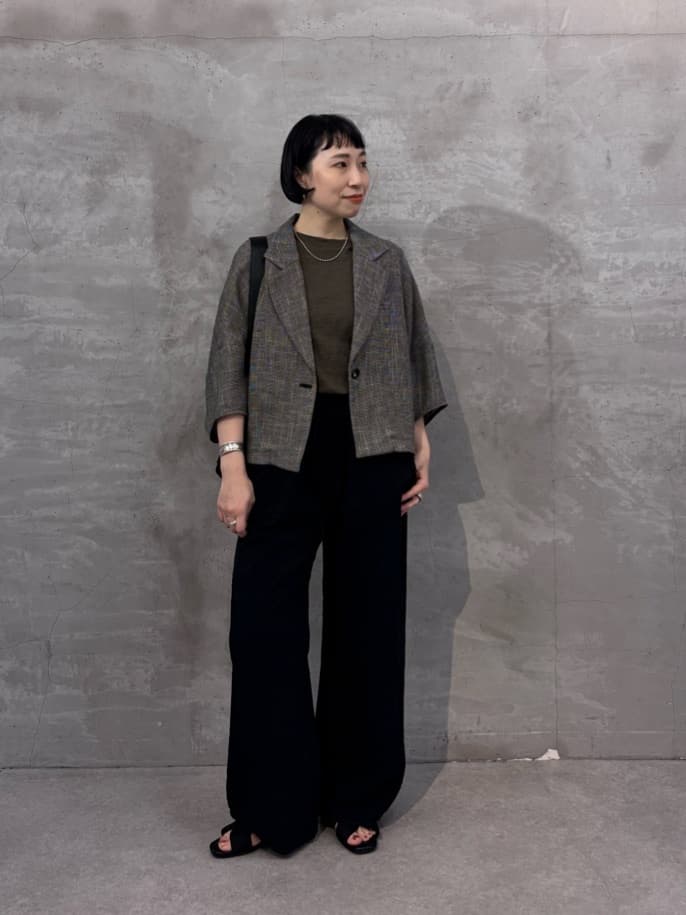 157cm ウェーブ ブルベ冬
 
【羽織り】
シアー感ある羽織りは、
夏の日差しよけにもオススメ。
シワにもなりにくいので扱いやすいですよ。

短丈なので、どんなボトムともバランスとりやすいのでコーデにも困りません。

【トップス】
天竺Tシャツは、
コンパクトなので、きちんと見えします。
メインで着るのもいいですし、
インナーとしても使いやすくオススメ。
羽織りの中にいれると、
ブラウスとは違ってカジュアルダウンしました。


【パンツ】着用サイズ０
子持ちママならわかるかと思うんですが、
黒のパンツの登場シーンってめっちゃ多いですよね。
だからこそ、着痩せや美脚見えするパンツって重宝しますよね。

裾も引きずらないサイズ０は157センチが履いて、安心の丈感。
でも、ウエストはゴムなので動きやすく体型カバーも安心。
子どもとの公園も、学校関係も、お仕事にも、オールマイティに使えます。