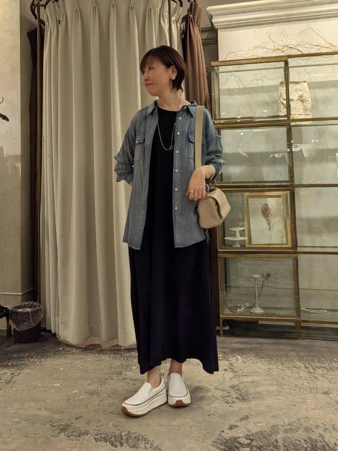 164cm ウェーブ イエベ秋

【シャツ】
とっても柔らかい素材なので、デニムシャツなのにカジュアル見えしすぎないところが◎
少しくすませたカラーも使いやすいポイントです。
1枚で着るのはもちろん、Ｔシャツの上に羽織りでも、トップスのインに着てもゴワつかないので年中使えるアイテムですよ！

【ワンピース】1サイズ着用
肌離れの良いサラサラの生地感で、真夏でも快適に着られそうです。
スルンと落ち感がありマキシ丈ですがボリュームが出ずにスッキリ見えます！　
シワになりにくい素材なのでご旅行用にもピッタリです。
シンプルなデザインなので羽織るもので雰囲気変えられて着回し力の高いアイテムです。
164,cmで足首の見えるくらいの着丈です。

【スリッポン】24.0cm着用
中のインソールに厚みがあり、スタイルアップして見えることはもちろん、足が疲れにくいです。
レザーなのにこの軽さは嬉しい！
いつものサイズを選んで問題なしでした。
足幅広めや甲高の方は、0.5cmサイズアップしても良いと思います。