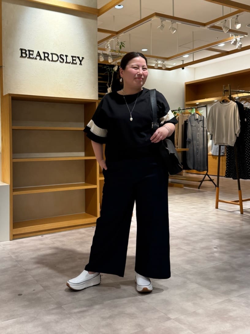 158cm ストレート ブルベ夏

【トップス】

Tシャツよりもストレッチが効く生地で
ラインを強調されず
綺麗めにもカジュアルにも楽しめます。


お袖のプリーツが、二の腕カバーしてくれますよ！

着丈は短めです。

襟ぐりもキツすぎないので着脱しやすいです。


【パンツ】2サイズ着用
カジュアルにもキレイめにも着こなせる万能パンツです。
これからの季節ぴったり！
体型もカバーしてくれる優れもの！！！

ウエストがリブとゴムなので楽ちん！
生地が柔らかく足のライン気にせず履けるのが好き。

足のラインを綺麗に見せてくれるすっきり見えパンツ

【レザースリッポン】
24センチ愛用中

初めレザーが馴染むまで、筒まわりがキツく感じます。

レザーが馴染んでくると柔らかくなります。
私は皮膚が薄いので普段は、踵が当たらないスニーカーソックスを履いてます。

甲高幅広ですが、足の指が当たったり甲が当たって辛く感じないです。

靴底の中がクッションが効いていて
足が疲れる事を知らず1日歩いたり、旅行やお出かけにも履いて行っても本当に楽ちん✨
お仕事で1日履いていても、靴を履き替えたことないです