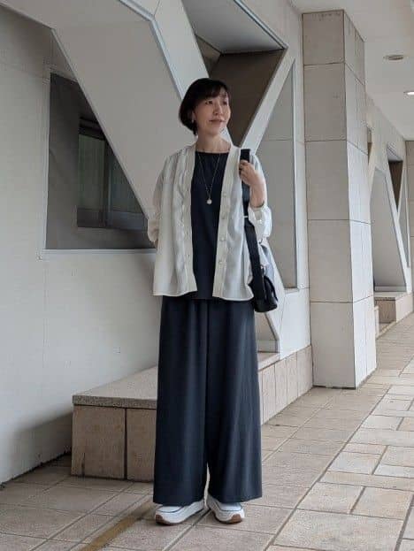 164cm ウェーブ イエベ秋

【カーディガン】
ブラウスとカーディガンを合わせたような、ありそうなかったアイテムてす。
袖口のリブは柔らかくて薄手なので夏場も冷房除けに良さそうです。
透け感があることでコーディネートに抜け感も出ますし、アラフィフ世代にも着やすい程よい透け方なのも使いやすいポイントです。

【トップス】
肌離れのよいサラサラ質感なので、蒸し暑い日に頼れる1枚になります。シワになりにくく小さく畳めるので、ご旅行にもピッタリです。
セットアップで持っておくと、きちんと見えするので便利ですよ。

【パンツ】1サイズ着用
164cmの身長でフルレングスで穿けました。
軽くて薄手でサラサラしているので、真夏にもおすすめです。(ぺったりくっつく感じがないです)
ウエストは総ゴムで楽ですし、シワになりにくいのでご旅行用にも◎

【ボディバッグ】
軽いレザーを使用していて、マチ広めのデザインなので容量もあり使いやすいです。
ポケット多めなところも嬉しいポイント。
ご旅行時などにも両手が空くので便利ですよ！

【スリッポン】24㎝着用
中のインソールに厚みがあり、スタイルアップして見えることはもちろん、足が疲れにくいです。
レザーなのにこの軽さは嬉しい！
いつものサイズを選んで問題なしでした。
足幅広めや甲高の方は、0.5cmサイズアップしても良いと思います。