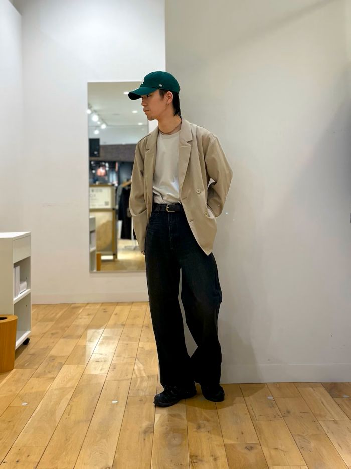 ジャケットにデニムやキャップを合わせるのは最早定番となりつつあります。
綺麗めとカジュアルのバランス感はこのくらいが好きです。