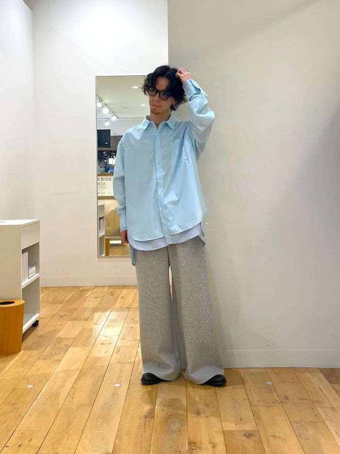 ブルーシャツにグレーパンツの春といえばみたいなスタイリング。
シャツはレイヤードデザインになっていたり、パンツはポンチ素材で肌触りが気持ちいいです。