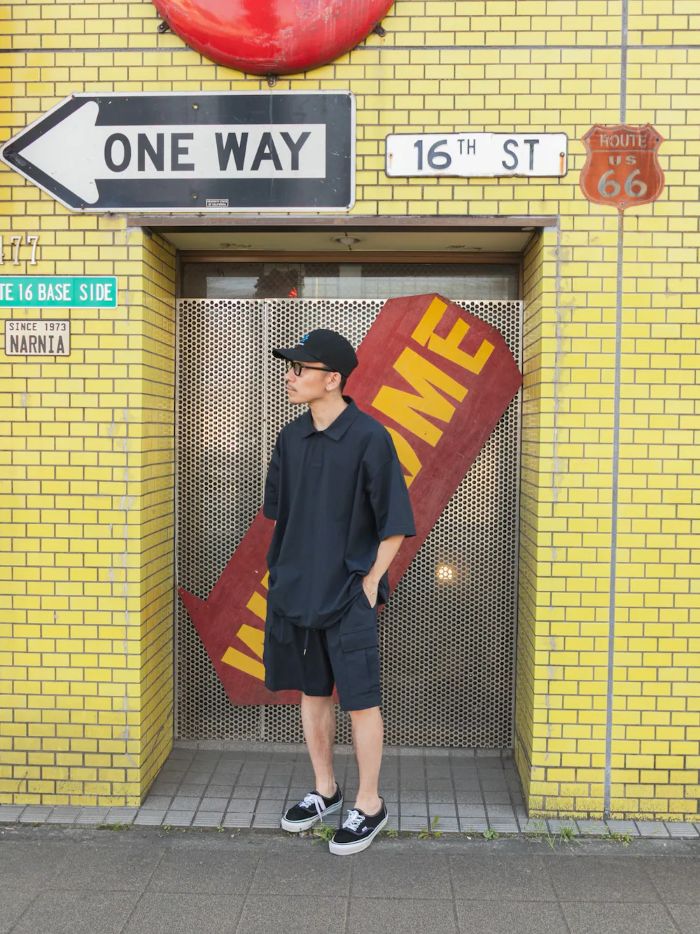 気温が高い季節を涼やかに乗り切るための、頼もしい短丈ボトムスが登場しました。
昨年よりもさらに改良を加えた特別な生地を用いており、水分を素早く吸い上げ、常にサラサラとした心地よい肌触りを保ちます。