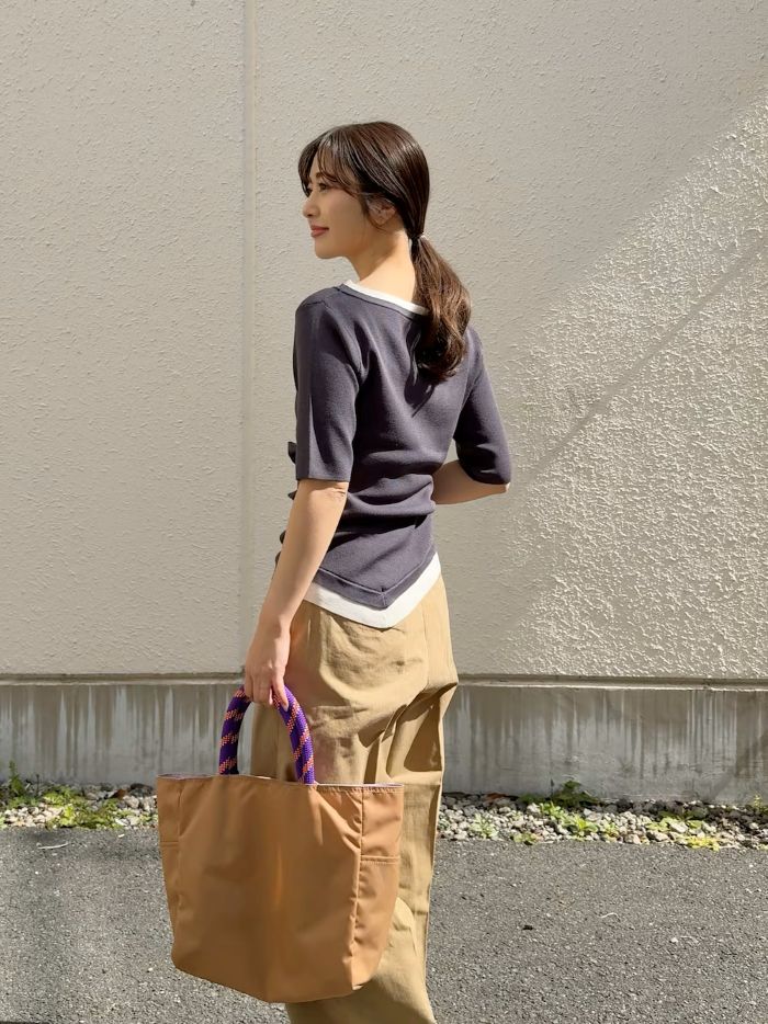 トップスは柔らかな肌触りで薄手で伸縮性のある生地で着心地もいいです。
首元はボートネックですっきりと見え、タイトなシルエットで着痩せ効果抜群です。

裾がアシンメトリーでバイカラーなのも可愛いのでおすすめです。