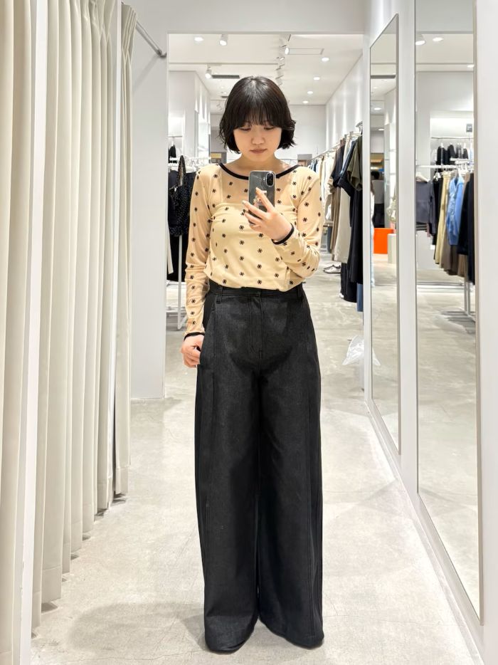 フロッキーモチーフが可愛いトップス。
シアー素材のコンパクトなトップスなので春はインナー使いに⚪︎