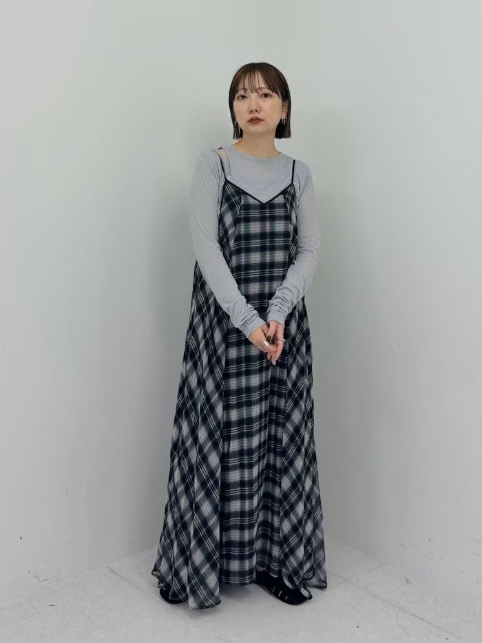 プリーツ加工で裾に向けて
ふわっと広がるシルエット。
歩くとふわっと動きの出る素材感！
あえて長めに着るのがお気に入りでした。

カットソーを合わせて
春から着られるコーデです◎