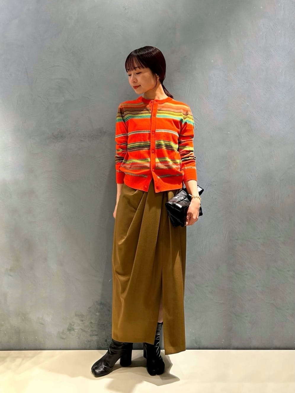 身長151㎝　〈CABaN〉新作のマルチボーダーニットカーディガン。多色使いでピッチに緩急がついた〈CABaN〉らしいアイテムです。
