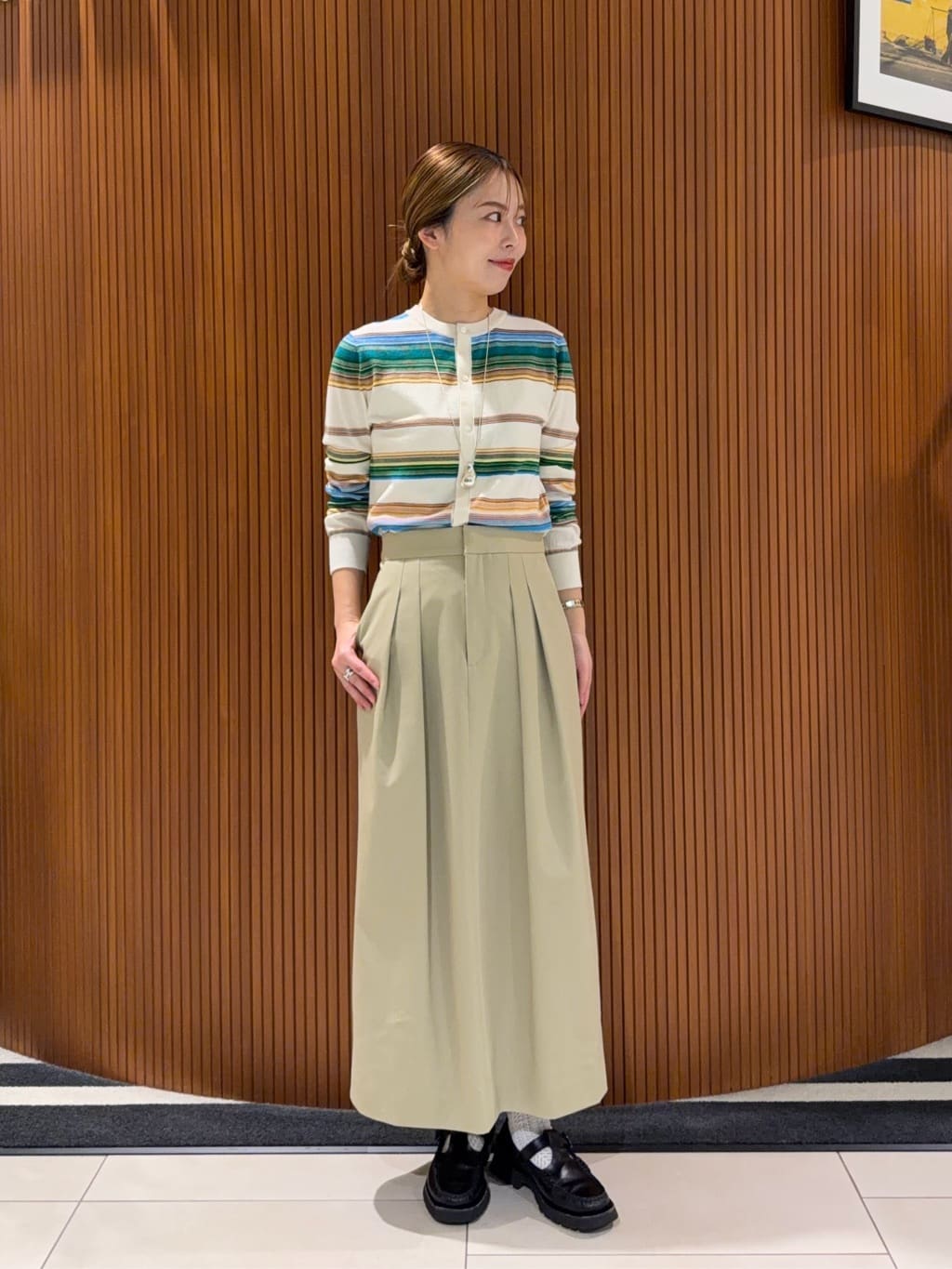 身長164㎝　〈CABaN〉コットンカシミヤマルチボーダー クルーネックカーディガン

コットンカシミヤの細番手糸を使用し、天竺編みで仕上げたマルチボーダーニット。
多色使いでピッチに緩急をつけたリズム感のあるストライプ柄は〈CABaN〉ならではの遊び心溢れるシリーズです。

〈CABaN〉コットンギャバジン 2タックロングスカート

柔らかなタッチは残しつつ、ナチュラルストレッチでシワになりにくいのもポイントです。
2タックのストレートシルエットのスカートはすっきりとしたシンプルなデザインが魅力。