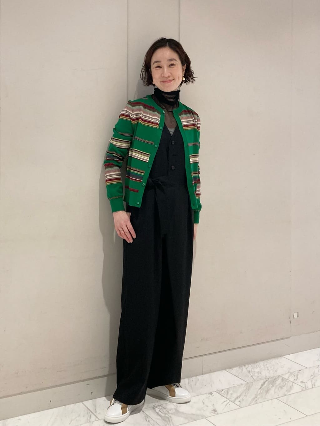 身長165㎝　〈CABaN〉NEW
コットンカシミヤマルチボーダー クルーネックカーディガン

多色使いでリズム感のあるストライプ柄は〈CABaN〉ならではの遊び心溢れるシリーズです。使用している糸はすべて〈CABaN〉オリジナル染織の糸を組み合わせて作成した唯一無二のカラーリング。

コットンのさらっとした肌触りにカシミヤの柔らかさをプラスした素材感で、軽さがありながらもほど良い温かみがありシーズンを問わず着やすい一着です。コンパクトすぎずバランスの取りやすい丈感もポイント。