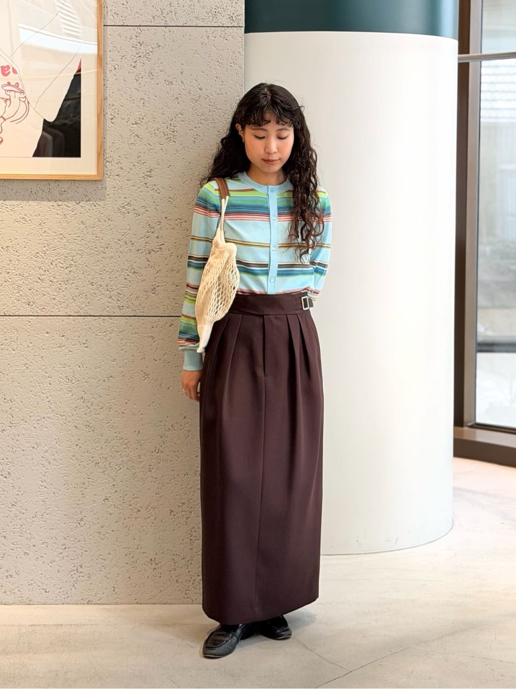 身長157㎝　鮮やかなマルチボーダーカーディガンを主役に、ストレートシルエットのスカートですっきりとまとめたスタイリング。

