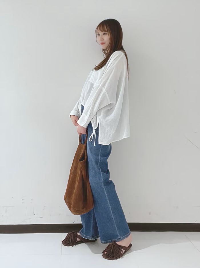 【トップス】ラミーレーヨンギャザーヘムシャツ
お腹や腰まわりをカバーしたくて、つい前だけインしがちな骨ストの私ですが
こちらはそのまま着るだけで自然と体型カバーてきるシャツ。
さらに深めのVネックで、上半身もすっきり。
骨ストさんにおすすめの要素がしっかり詰まっています。