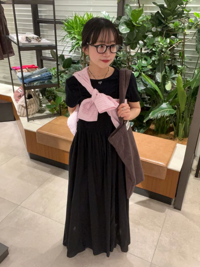 低身長さんにもおすすめキャミワンピ。

肩紐のアジャスターで長さ調節が可能なので152cmでも擦らずに着れました。
夏は一枚でさらっと着れて楽チンで快適。
お出かけやご旅行にも着映え間違いなしです！