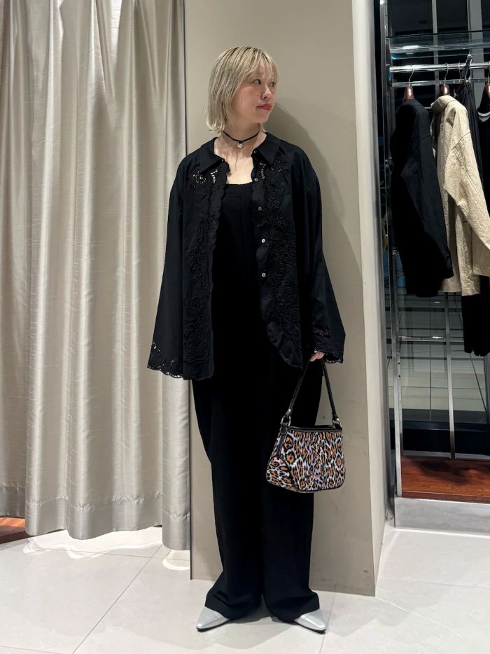 贅沢な刺繍が主役級の華やぎを添える、カットワーク刺繍シャツ。
コットン100%のナチュラルな風合いを活かしつつ、フロントから裾、袖口にかけて施された緻密な刺繍が、大人の甘さを上品に引き立てます。