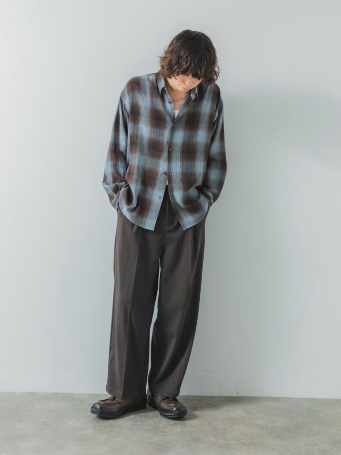 カジュアルになりやすいチェックシャツもスラックスに合わせると
大人な雰囲気になりますよ