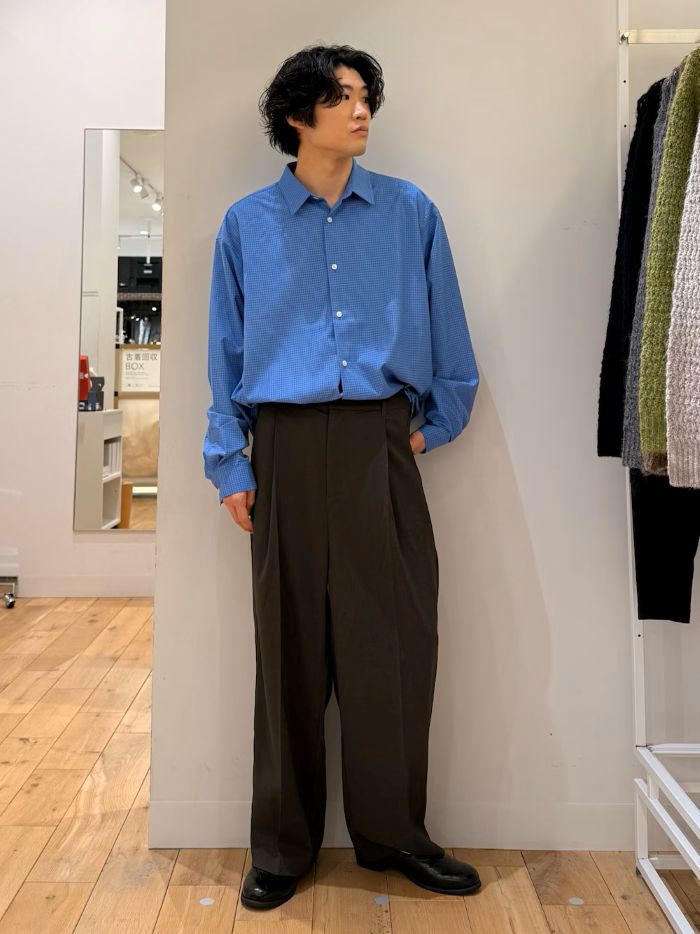 爽やかなブルーのチェックシャツをリネンのスラックスにタックインしたシンプルコーデ。
あえて、後ろはタックインしてませんが全てタックインしてもカッチリ決まって〇
リネンのスラックスはこれからには過ごしやすいアイテムなので1着は持っておきたいです！