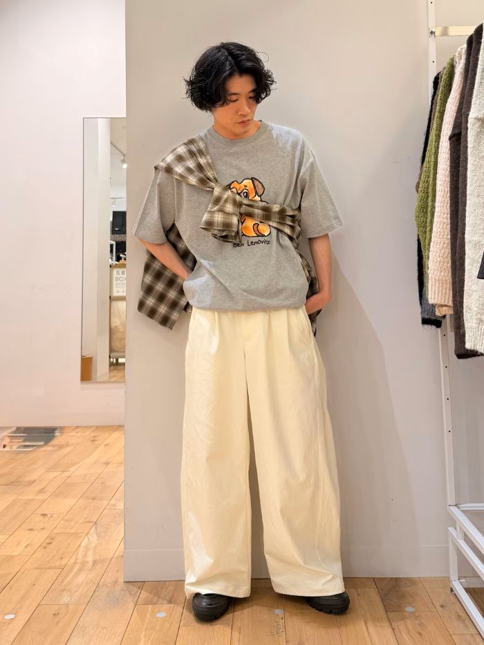 犬のイラストTシャツにたすき掛けを合わせた春から夏にかけたコーデ〇
パンツも太めな感じでゆったり履けるのがオススメ！
犬のイラストTシャツは裾も絞れるので、男性女性共に着ていただけるアイテムとなっています。